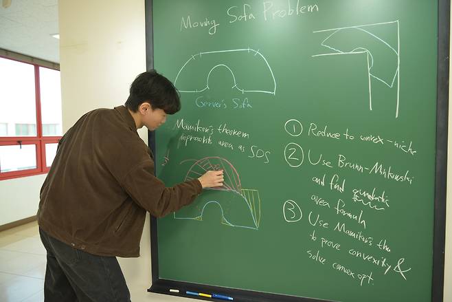 Baek Jin-eon, a researcher at the June E Huh Center for Mathematical Challenges at the Korea Institute for Advanced Study, explains the moving sofa problem. [KOREA INSTITUTE FOR ADVANCED STUDY]