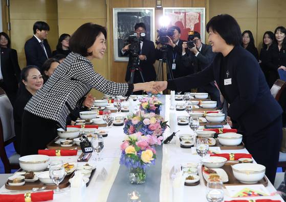 Korean first lady Kim Hea Kyung, left, shakes hands with Wang Dan, the director of the Korean Peninsula Researcg Center and vice dean of Peking University's School of Foreign Languages at a luncheon meeting for Chinese women — who serve as a bridge between Korea and China — at the Korean ambassador to China’s residence in Beijing on Jan. 5. [JOINT PRESS CORPS]