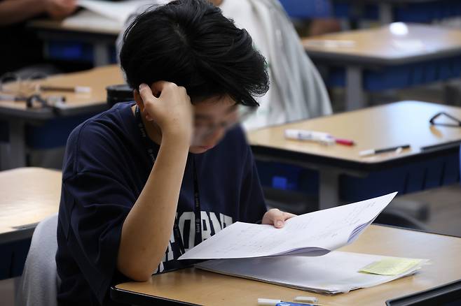 A student takes a mock exam for university entrace at a private cram school in Yangcheon District, western Seoul on June 4, 2025, in this photo unrelated to the story. [NEWS1]