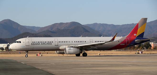 An Asiana Airlines passenger jet taxis at Daegu International Airport in Daegu on Dec. 5, 2025. [NEWS1]