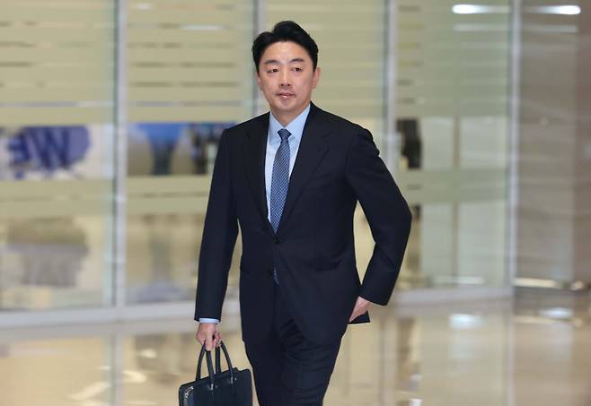 '전략경제 협력 대통령 특사' 자격으로 폴란드로 출국해 한화에어로스페이스의 다연장 유도무기인 천무 유도미사일의 3차 수출 계약 체결을 지원한 강훈식 대통령비서실장이 30일 인천국제공항 제2여객터미널을 통해 귀국하고 있다. 연합뉴스