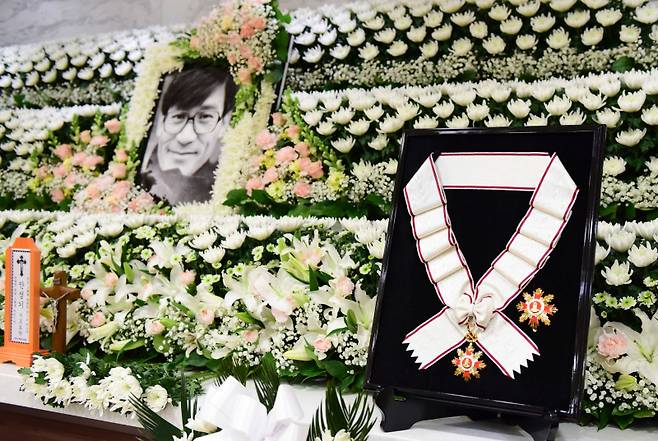 5일 별세한 배우 안성기의 서울성모병원 빈소에 훈장이 놓여 있다. 정부는 고인에게 대중문화예술 분야의 최고 영예인 금관문화훈장(1등급)을 추서했다. 사진공동취재단