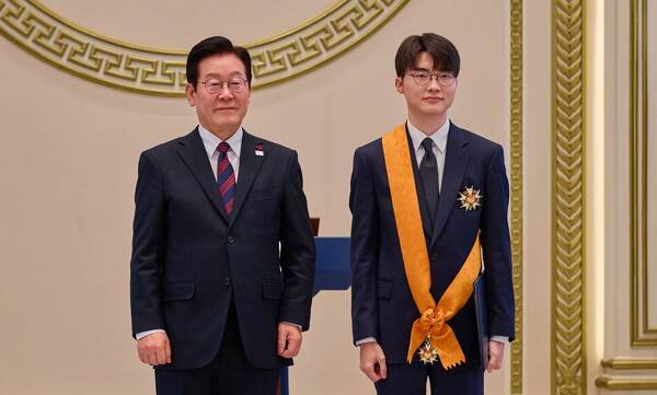 ▲ 지난 2일 청와대 영빈관에서 열린 2026년 신년인사회에서 프로게이머 이상혁(페이커)이 체육훈장 청룡장을 받고 기념사진을 찍는 모습. 사진=청와대