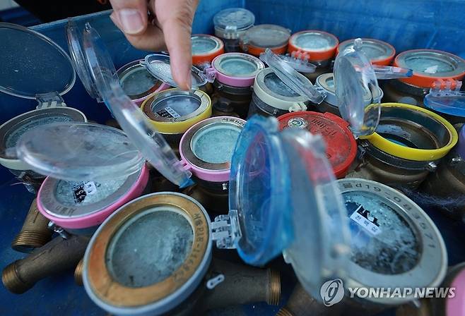 수도계량기 교체반 직원이 최근 동파된 수도계량기를 정리하고 있다. [연합뉴스]