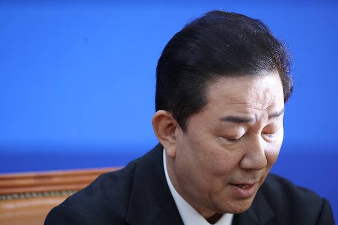 김병기 더불어민주당 원내대표가 지난달 30일 국회에서 열린 민주당 원내대책회의에서 사퇴의사를 밝히고 있다. [연합뉴스]