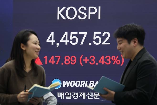 서울 중구 우리은행 딜링룸. 이날 코스피는 전 거래일보다 3.43% 오른 4,457.52원에 장을 마쳤다. 2025.1.5 [한주형 기자]