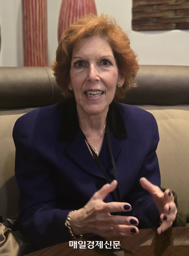4일(현지시간) 미국 펜실베이니아주 필라델피아에서 열린 2026 전미경제학회에서 로레타 메스터 전 클리블랜드 연방준비은행 총재가 매일경제와 인터뷰를 하고 있다. [워싱턴 최승진 특파원]