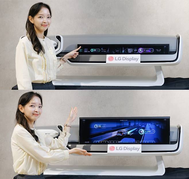 LG디스플레이 임직원이 차량용 '33인치 슬라이더블 OLED' 제품을 선보이고 있다. /사진제공=LG디스플레이