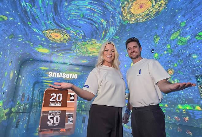 삼성전자 모델이 미국 라스베이거스에서 열리는 세계 최대 전자 전시회 'CES 2026'에 마련된 윈호텔 삼성전자 단독 전시관에서 대형 터널 형태의 'AI 갤러리'를 소개하고 있다. /사진제공=삼성전자