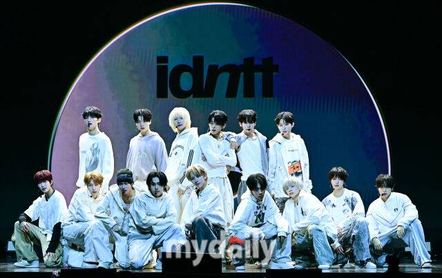 그룹 아이덴티티(idntt)가 5일 서울 한남동 블루스퀘어에서 진행된 쇼케이스에서 멋진 무대를 선보였다.아이덴티티 yesweare는 지난해 8월 공개된 김도훈, 김희주, 최태인, 이재영, 김주호, 남지운, 이환희를 비롯해 이청명, 토와, 이규혁, 박누리, 김성준, 한예준, 최경빈, 황은수까지 합류해 총 15명으로 구성됐다.