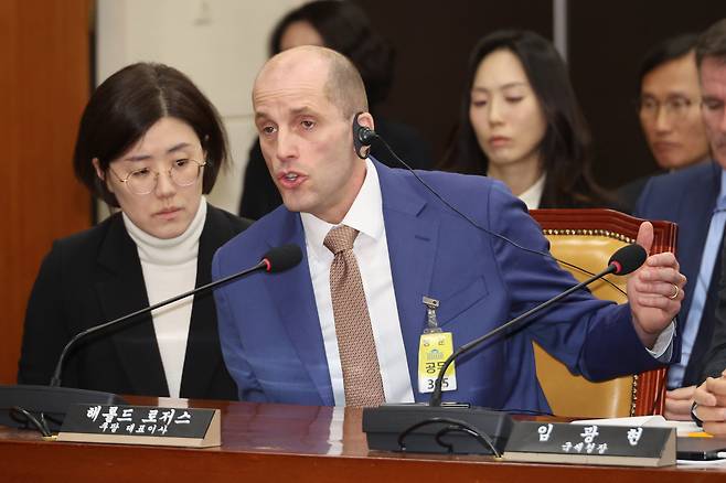 해롤드 로저스 쿠팡 임시대표가 31일 국회 과학기술정보방송통신위원회에서 열린 쿠팡 침해사고 및 개인정보 유출, 불공정 거래, 노동환경 실태 파악과 재발 방지 대책 마련을 위한 청문회에서 전날 답변 태도에 대해 지적하며 사과를 요구하자 항변하고 있다. [연합]