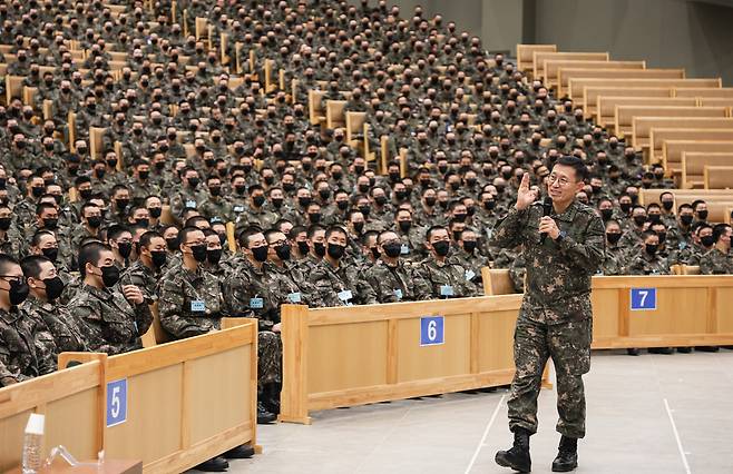 5일 오후 충남 논산 육군훈련소에서 김규하 육군참모총장이 현재 교육을 받고있는 훈련병을 대상으로 군 복무의 의미와 가치에 대해 정신전력교육을 하고 있다. [육군 제공]
