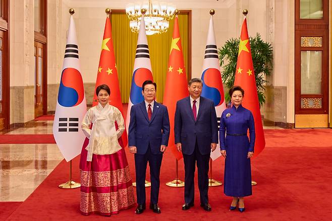 중국을 국빈방문한 이재명 대통령 부부가 5일 베이징 인민대회당에서 환영 나온 시진핑 국가주석 부부와 기념촬영을 하고 있다. 김혜경(왼쪽부터) 여사, 이재명 대통령, 시진핑 중국 국가주석, 중국 펑리위안 여사. 2026.1.5 [연합]