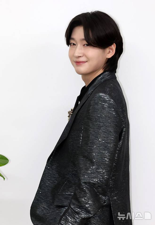 [서울=뉴시스] 배훈식 기자 = 가수 김용빈이 19일 오후 서울 강남구의 한 빌딩에서 뉴시스와 인터뷰 전 포즈를 취하고 있다. 2025.12.19. dahora83@newsis.com