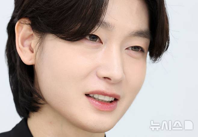 [서울=뉴시스] 배훈식 기자 = 가수 김용빈이 19일 오후 서울 강남구의 한 빌딩에서 뉴시스와 인터뷰하고 있다. 2025.12.19. dahora83@newsis.com