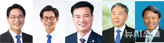 [전주=뉴시스]윤난슬 기자 = 왼쪽부터 심덕섭 고창군수, 유기상 전 고창군수, 조민규 고창군의회 의장, 박수열 더불어민주당 정읍고창환경보호특별위원장, 정원환 전 고창국화축제 위원장. (사진=뉴시스 전북본부)