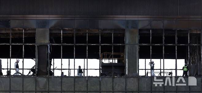 [부산=뉴시스] 하경민 기자 = 부산경찰청, 부산소방재난본부, 국립과학수사연구원, 국립재난안전원 등이 16일 부산 기장군 반얀트리 해운대 부산 리조트 신축 공사장 화재현장에서 화재원인을 밝히기 위한 합동감식을 벌이고 있다. 이 곳에서는 지난 14일 오전 10시51분께 불이 나 작업자 6명이 사망하고 1명이 경상을 입었다. 2025.02.16. yulnetphoto@newsis.com