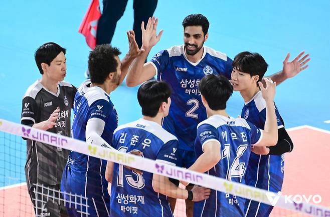 [서울=뉴시스] 남자 프로배구 삼성화재 선수들이 26일 대전충무체육관에서 열린 진에어 2025~2026 V-리그 남자부 OK저축은행과의 경기에서 득점에 성공한 뒤 기뻐하고 있다. (사진=KOVO 제공). 2025.12.26. *재판매 및 DB 금지