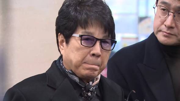 5일 고 안성기씨의 빈소를 찾은 '가왕' 조용필 연합뉴스TV 화면