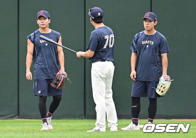 [OSEN=부산, 이석우 기자] 10일 부산 사직야구장에서 2025 신한 SOL 뱅크 KBO 리그 롯데 자이언츠와 한화 이글스의 경기가 열렸다. 홈팀 롯데는 감보아가, 방문팀 한화는 류현진이 선발 출전했다.롯데 자이언츠 장두성과 황성빈이 유재신 코치와 얘기하고 있다. 2025.09.10 / foto0307@osen.co.kr