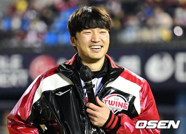 [OSEN=잠실, 조은정 기자] 프로야구 LG 트윈스가 22일 서울 잠실구장에서 ‘2025&nbsp;러브기빙&nbsp;페스티벌&nbsp;with&nbsp;챔피언십’을 개최했다.이번 행사는 2008년 ‘LG 트윈스 러브페스티벌’로 야구 꿈나무들을 위한 후원행사로 시작해, 2017년부터 ‘러브기빙데이’로 이름을 바꿔 팬과 선수단이 함께하는 자선행사다.전날 LG와 FA를 계약한 박해민이 소감을 전하고 있다. 2025.11.22 /cej@osen.co.kr