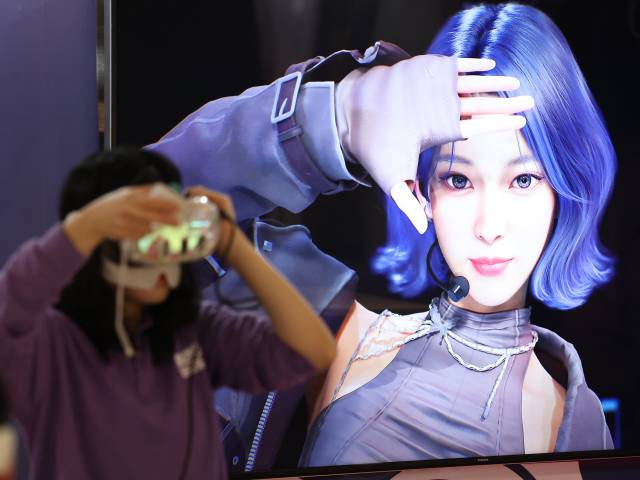 ▲서울 강남구 코엑스 더플라츠에서 열린 'AI콘텐츠 페스티벌'에서 참관객들이 버추얼(가상) 아티스트 영상을 체험하고 있다. ⓒ연합뉴스