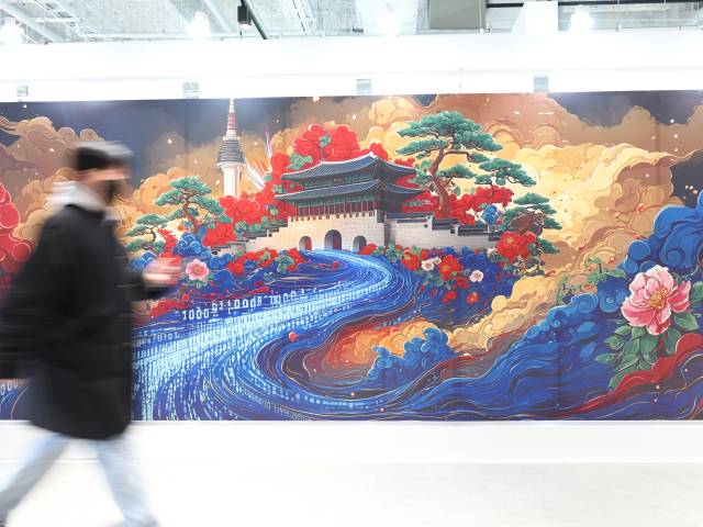 ▲서울 강남구 코엑스 더플라츠에서 열린 'AI콘텐츠 페스티벌'에서 참관객들이 AI 아티스트 커뮤니티 작품들을 관람하고 있다. ⓒ연합뉴스