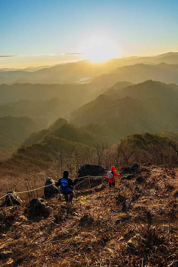 떠오르는 해를 마주보며 하산한다.양구 주변의 산세들이 첩첩산중을 이룬다.