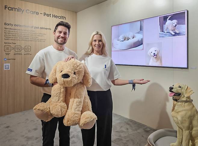 삼성전자 모델이 미국 라스베이거스에서 열리는 세계 최대 전자 전시회 'CES 2026'에 마련된 윈호텔 삼성전자 단독 전시관에서 스마트싱스 기반의 펫 케어 서비스를 소개하고 있다. (사진=삼성전자)