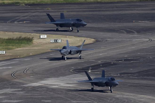 미 공군 F-35A 스텔스기들이 푸에르토리코의 옛 루즈벨트 로즈 해군기지 활주로를 이동하고 있다. 로이터연합뉴스