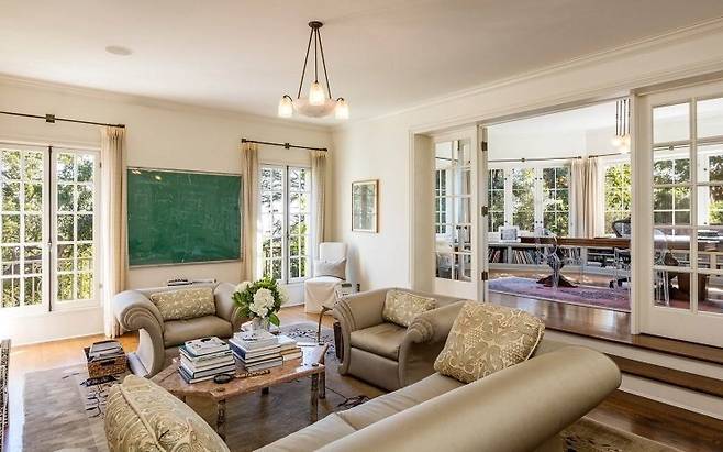 안젤리나 졸리가 2016년 자녀들과 살기 위해 구매한 미국 LA 저택. 온라인 커뮤니티