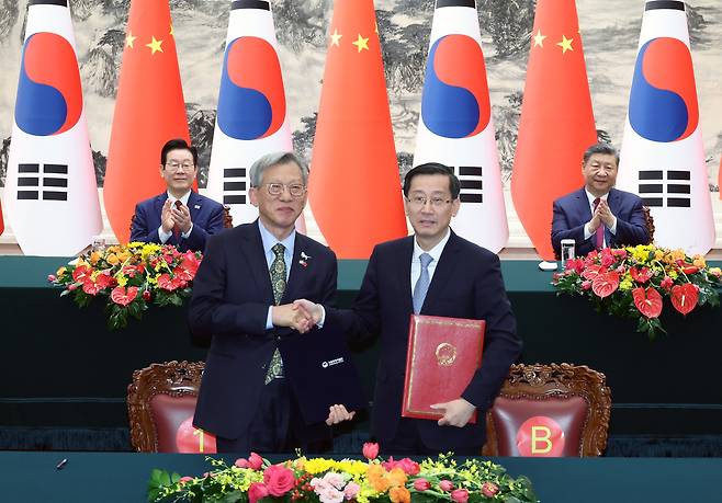 유홍준 국립중앙박물관장(왼쪽)과 라오취안 중국 국가문물국 국장이 5일 베이징 인민대회당에서 이재명 대통령과 시진핑 국가주석이 참석한 가운데 각각 중국 청대 석사자상 한 쌍 기증 증서를 작성한 뒤 기념촬영을 하고 있다. 베이징=연합뉴스