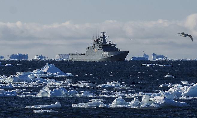 린란드 주변 해역에서 순찰활동 중인 덴마크의 해군 함정 모습. AP연합뉴스