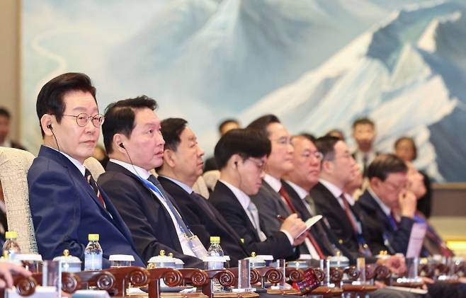 한·중 비즈니스 포럼 참석한 이재명 대통령 - 중국을 국빈 방문 중인 이재명 대통령이 5일 베이징 조어대에서 열린 한·중 비즈니스 포럼에서 허리펑 중국 국무원 경제담당 부총리의 발언을 듣고 있다.  베이징 연합뉴스