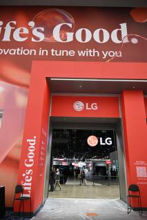 4일(현지 시간) 미국 라스베이거스 LVCC 센트럴홀 내 LG관이 외부인의 출입을 막은 채 CES 2026 개막 전 준비 작업에 한창이다. 라스베이거스=김태호 기자