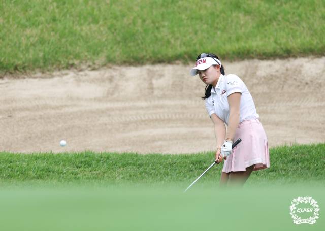 칩샷을 하고 있는 노승희. 사진 제공=KLPGA