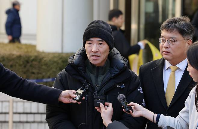 2020년 9월 서해에서 발생한 공무원 피격 사건과 관련해 유가족 이래진 씨가 26일 서울 서초구 서울중앙지방법원에서 열린 서훈 전 청와대 국가안보실장, 박지원 전 국정원장, 서욱 전 국방장관 등에 대한 1심 선고공판 뒤 법정을 나서며 발언하고 있다. ⓒ공동취재