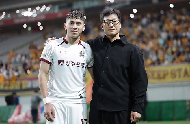 광주에서 한솥밥을 먹었던 헤이스(왼쪽)와 이정효 감독. 프로축구연맹 제공