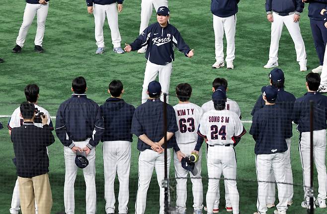 한국 야구대표팀 류지현 감독이 13일 일본 도쿄돔에서 첫 훈련에 앞서 지시사항을 전달하고 있다. 2025.11.13 연합뉴스