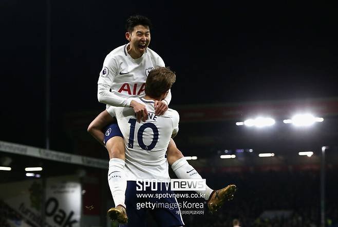 ▲ 케인의 말과 현지 보도를 종합하면 토트넘 복귀 가능성과 미국 무대 진출은 현실적으로 낮아 보인다. 일부 언론 보도에 따르면 케인의 계약에는 2025년 여름부터 발동 가능한 6500만 유로의 바이아웃 조항이 포함돼 있다. 다만 이 조항은 케인이 이적 의사를 공식적으로 밝힐 경우에만 발동 가능하며, 겨울 이적 시장에서 구단에 통보해야 한다는 전제가 붙는다.&nbsp;