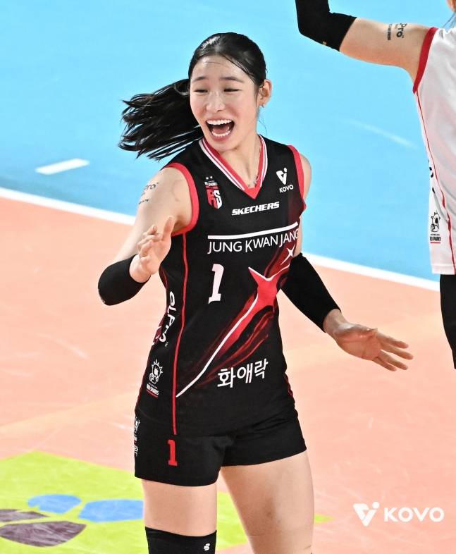 정관장 인쿠시가 4일 흥국생명전에서 팀 득점 후 기뻐하고 있다. /사진=KOVO 제공