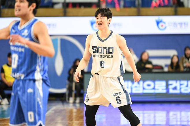 이정현(오른쪽)이 대구 한국가스공사와 경기 중 미소짓고 있다. /사진=KBL 제공