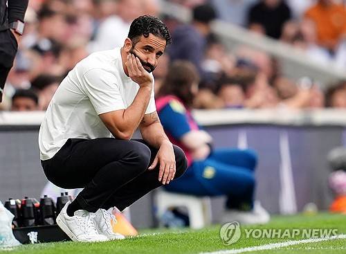 맨체스터 유나이티드는 5일(한국시간) 구단 공식 홈페이지를 통해 후벵 아모림 감독과 결별했음을 발표했다. 지난 2024년 11월 맨유 지휘봉을 잡은 아모림 감독은 재임 기간 동안 선수 영입에만 2억 5000만 파운드(약 4870억원)를 지출했지만 63경기에서 단 24승만을 거두며 1971년 이후 맨유 사령탑 역대 최저 승률을 기록했다. 이번 시즌에도 프리미어리그 6위에 자리해 좀처럼 반등의 기미가 보이지 않자 맨유는 계약 기간과 잔여 일정이 남아 있음에도 아모림 감독과 결별하기로 결정했다. 연합뉴스