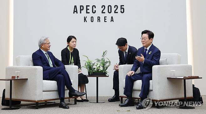 이재명 대통령, 젠슨 황 접견 (경주=연합뉴스) 김도훈 기자 = 이재명 대통령이 31일 APEC 정상회의장인 경주화백컨벤션센터에서 젠슨 황 엔비디아 최고경영자를 접견하고 있다. 2025.10.31 superdoo82@yna.co.kr