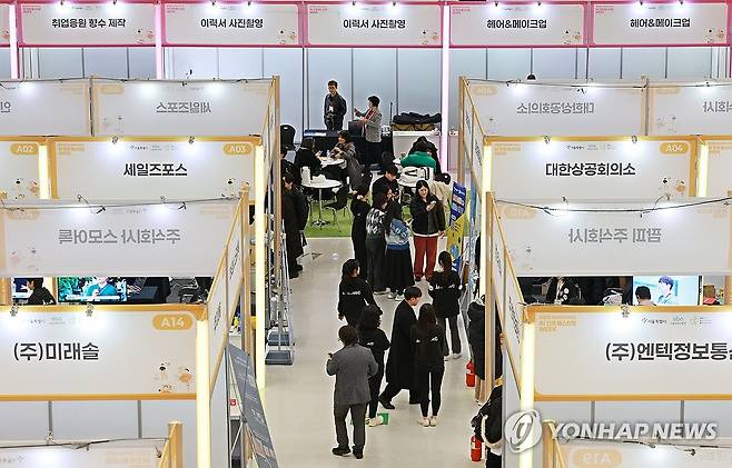 AI 채용 설명회 (서울=연합뉴스) 한종찬 기자 = 2일 서울 동대문디자인플라자(DDP)에서 열린 2025 청년취업사관학교 AI 인재페스티벌에서 참석자들이 각 부스를 둘러보고 있다. 2025.12.2 saba@yna.co.kr