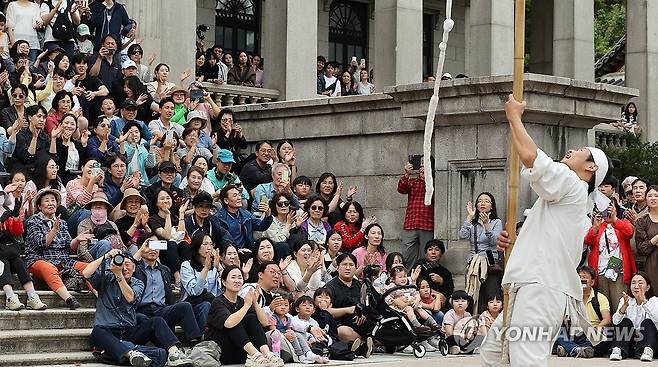연휴 마지막날, 덕수궁 찾은 시민들 (서울=연합뉴스) 이진욱 기자 = 추석 연휴 마지막날인 9일 서울 중구 덕수궁 석조전 앞에서 시민들이 궁중문화축전 공연을 관람하고 있다. 2025.10.9 cityboy@yna.co.kr