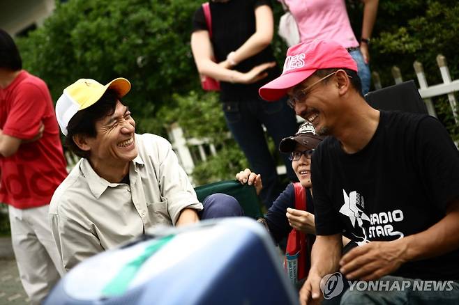 2006년 개봉한 영화 '라디오스타' 촬영장에서 이준익 감독과 대화하고 있는 안성기(왼쪽) [연합뉴스 자료사진]
