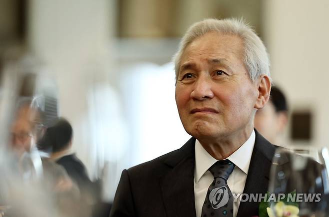 배우 안성기 (서울=연합뉴스) 윤동진 기자 = 4·19 민주평화상 4회 수상자인 배우 안성기 씨가 19일 서울 중구 프레스센터에서 열린 시상식에서 출연한 작품을 보고 있다. 2023.4.19 mon@yna.co.kr