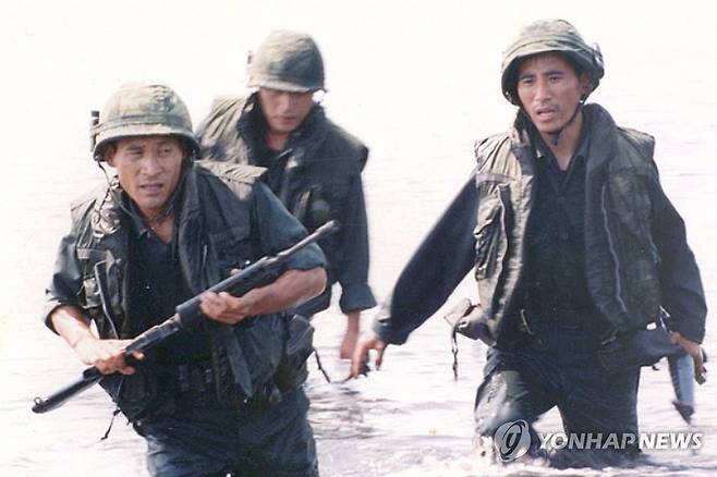 '국민 배우' 안성기 별세 (서울=연합뉴스) 배우 안성기(왼쪽) 출연작 '하얀전쟁'의 한 장면. 2026.1.5 [한국영상자료원 KMDb 캡처. 재판매 및 DB 금지] photo@yna.co.kr