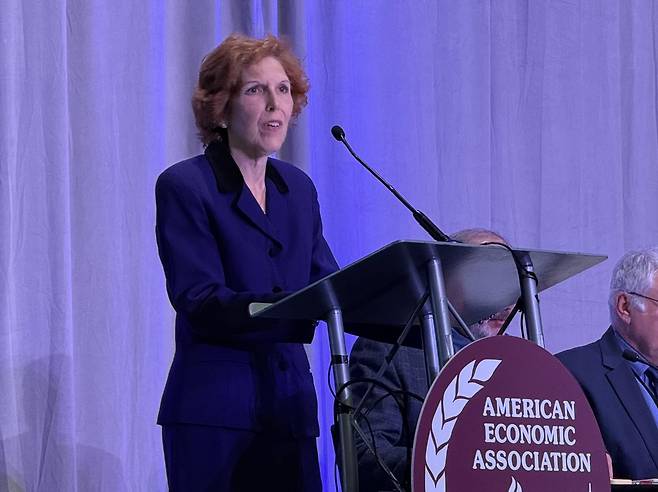 패널토론 발언하는 메스터 전 미국 클리블랜드 연은 총재 (필라델피아=연합뉴스) 이지헌 특파원 = 로레타 메스터 전 미국 클리블랜드 연방준비은행(연은) 총재(현 펜실베이니아대 경영대학원 겸임교수)가 4일(현지시간) 미국 펜실베이니아주 필라델피아에서 열린 전미경제학회 패널토론에서 발언하고 있다. 2026.1.4 pan@yna.co.kr